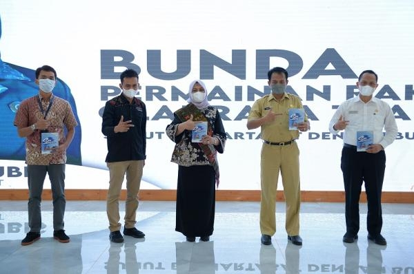 Nawal Dianugerahi Gelar Bunda Permainan Tradisional